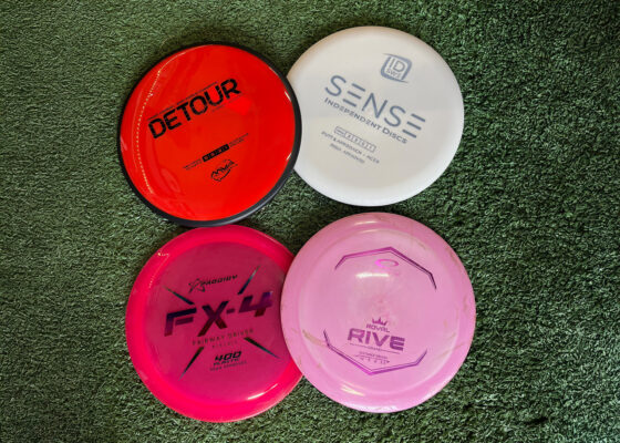 Ny och begagnad discgolfdisc – ny överst, begagnad underst, jämförelse av skick.
