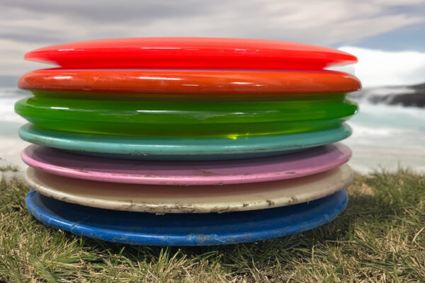 Exempel på begagnade discgolfdiscar i olika skick från A+ till D enligt Discace of Swedens skala